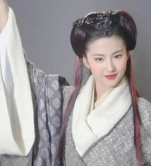 刘亦菲能拥有这么多造型,线卡都五颜六色的,还拥有跟赵灵儿一样的挑染