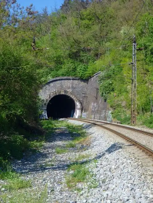 铁路通往黑暗的隧道入口