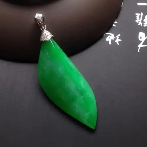 糯种黑色翡翠挂件