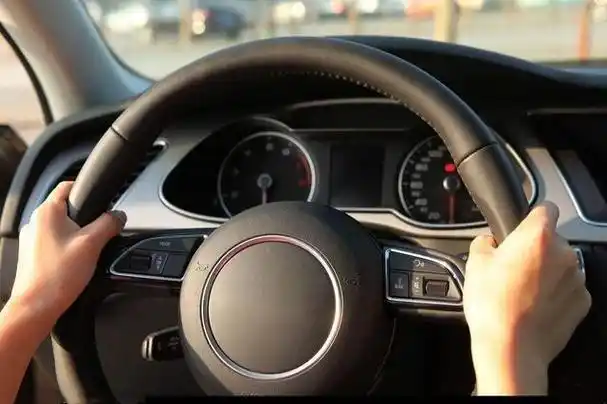 如何握方向盘手势
