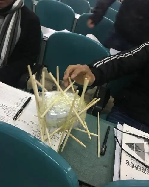 物流老师教物理:鸡蛋从10米高空扔下,怎样不会破碎