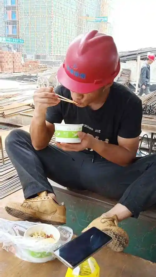贵州90后小伙来工地干钢筋工,他为了彩礼钱,既吃这样的饭菜