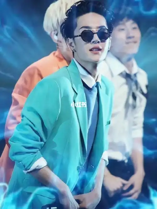 一博背头杀_背头_向全世界安利王一博_娱乐_明星娱乐资讯