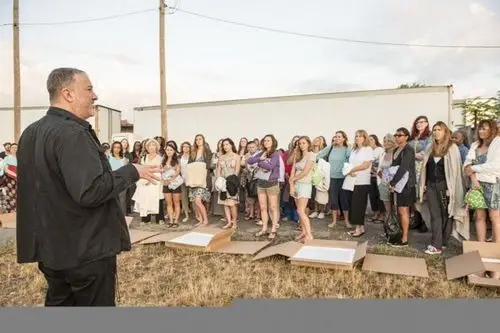 100名女性裸体抗议特朗普