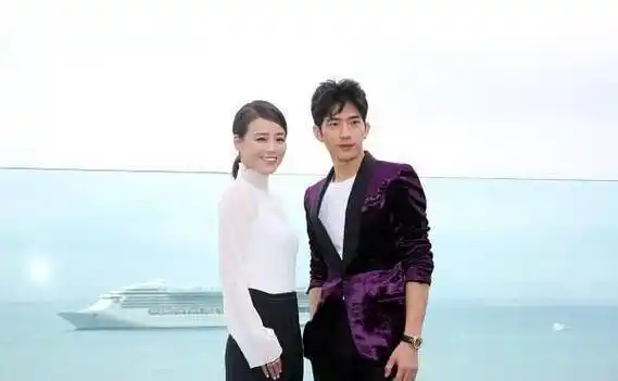 张若昀唐艺昕大婚,井柏然抢到捧花给马思纯,网友好像发现了什么_婚礼