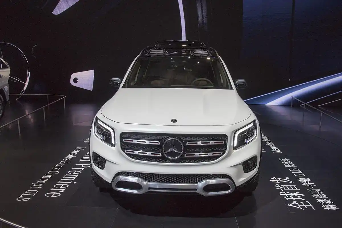 2023款奔驰glb200是一款豪华suv,它采用了奔驰最新的设计语言,外观