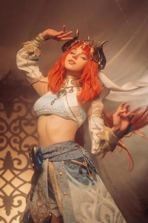 俄罗斯小姐姐cos《边缘行者》:紧身胶衣勒肉感露西!