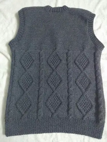 编织教程 云暖男士棒针扭花菱格背心 作品介绍: (男士棒针毛衣:给老公