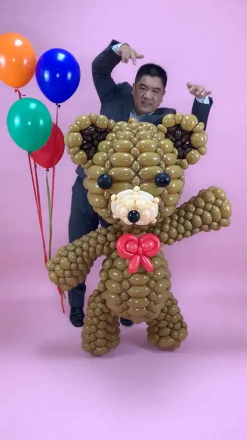 两百根气球,三个小时制作而成的熊大像不像朋友们?