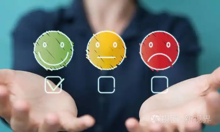 女商人模糊背景使用细线客户满意度评级