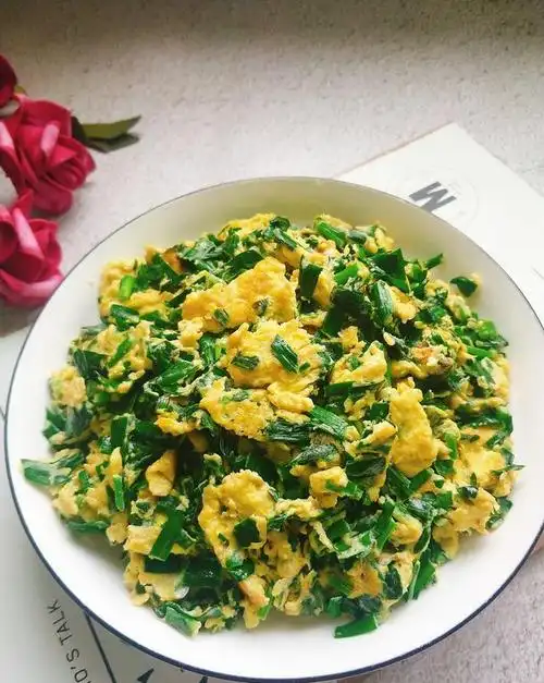 这才是韭菜炒鸡蛋的正确做法韭菜翠绿鸡蛋嫩滑比肉还香