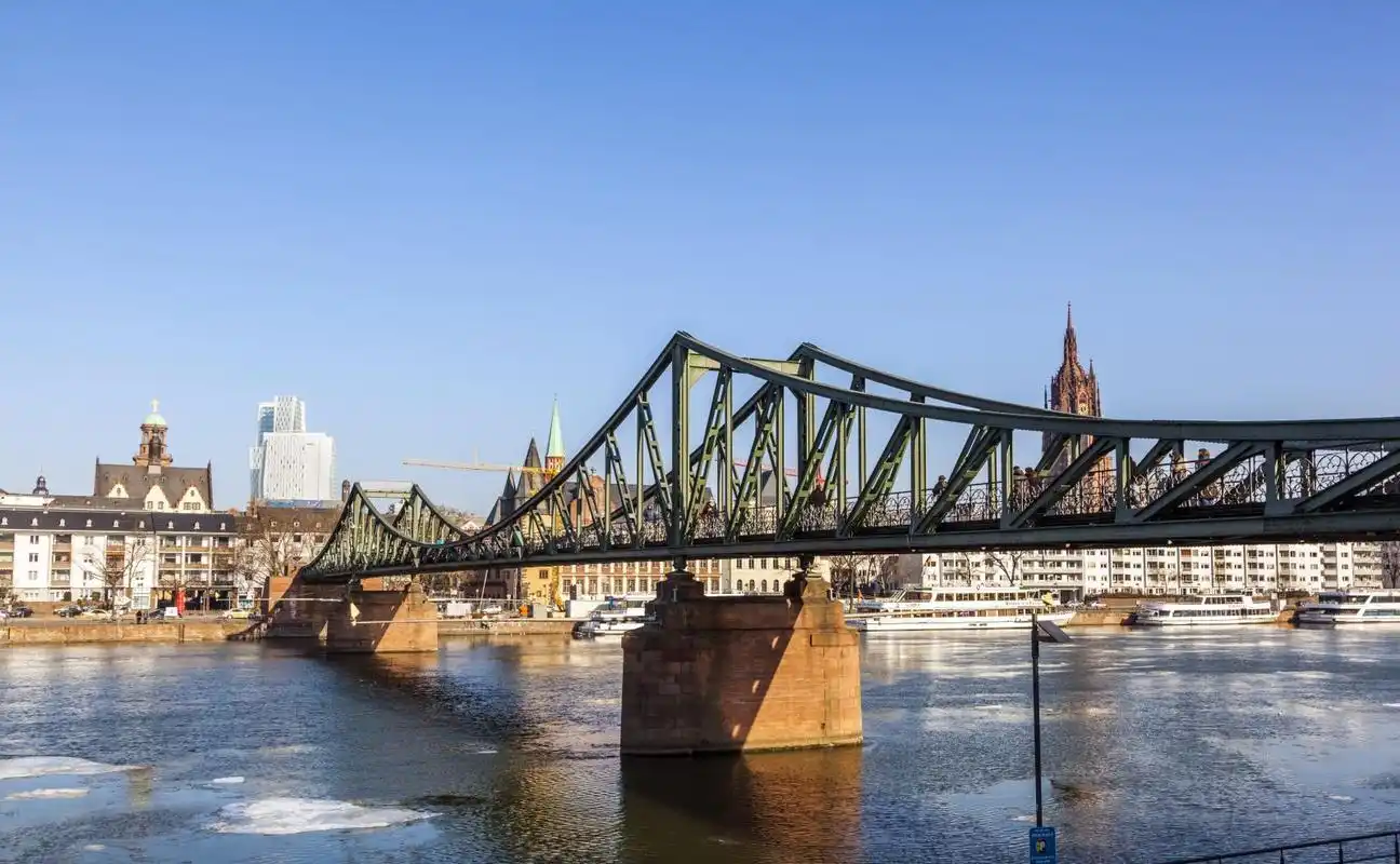 法兰克福铁桥是欧洲第一座吊桥,也是一座步行桥,桥上