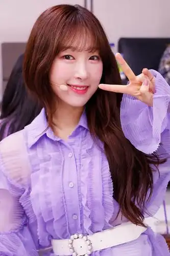 宇宙少女《the show》幕后化妆照公开 金知妍玩手机李真淑小紧张孙珠