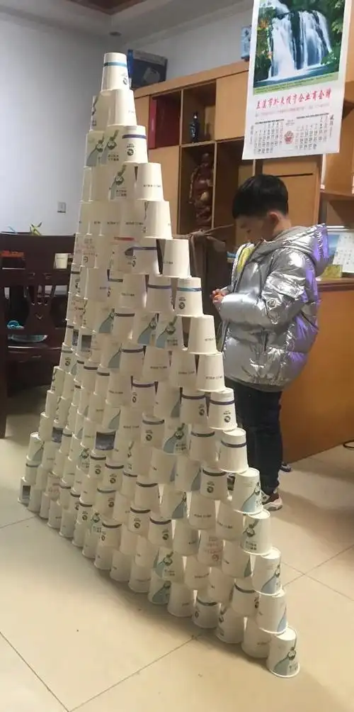 冒着被爸爸狠批的危险叠成的金字塔,为正月里准备的一次性纸杯都被我