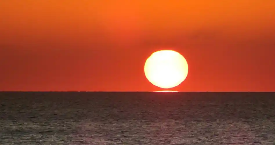 我是初次,在海上看到升起的红太阳.