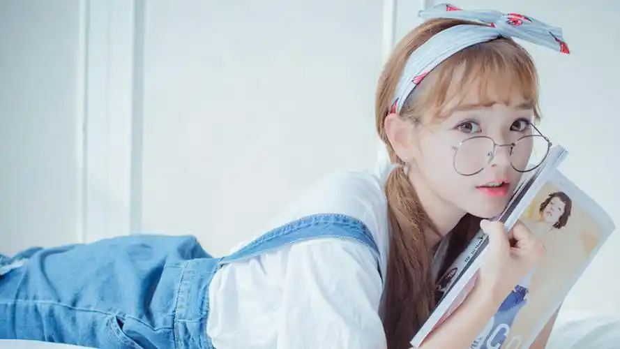 甜美可爱元气少女写真桌面壁纸