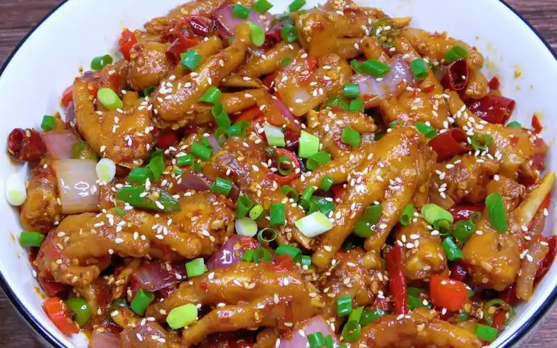 鸡爪不要老是红烧,教你做四川特色干锅鸡爪,香辣入味,越啃越香_哔哩