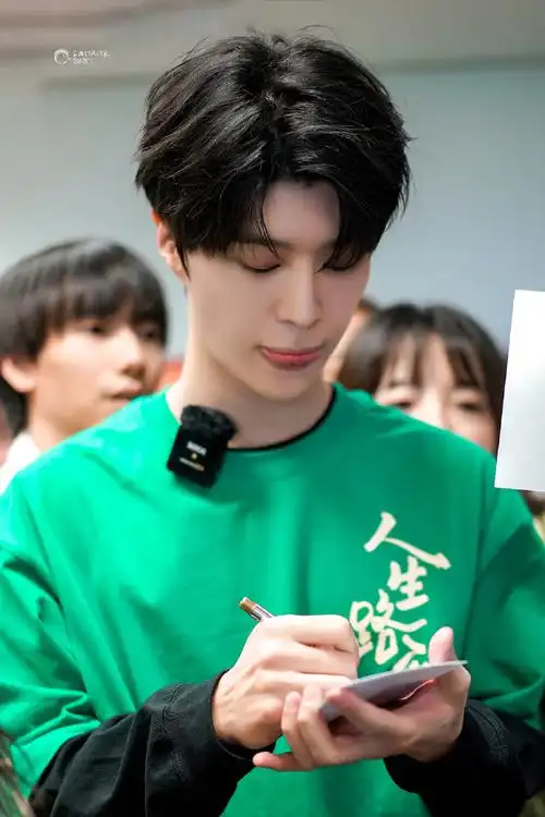 范丞丞超话230425 新浪扫楼00 北京#范丞丞人生路不熟#@范丞丞adam