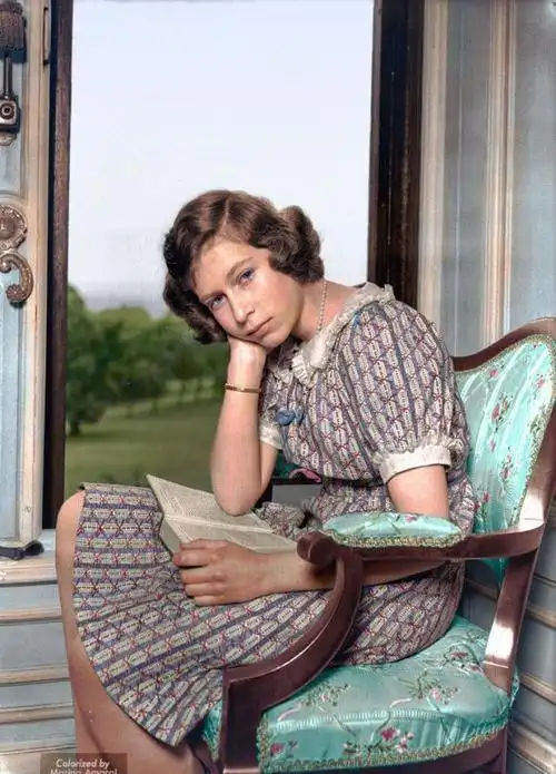 年轻的伊丽莎白二世,大概14岁时候的照片,当时的她应该被成为伊丽莎白