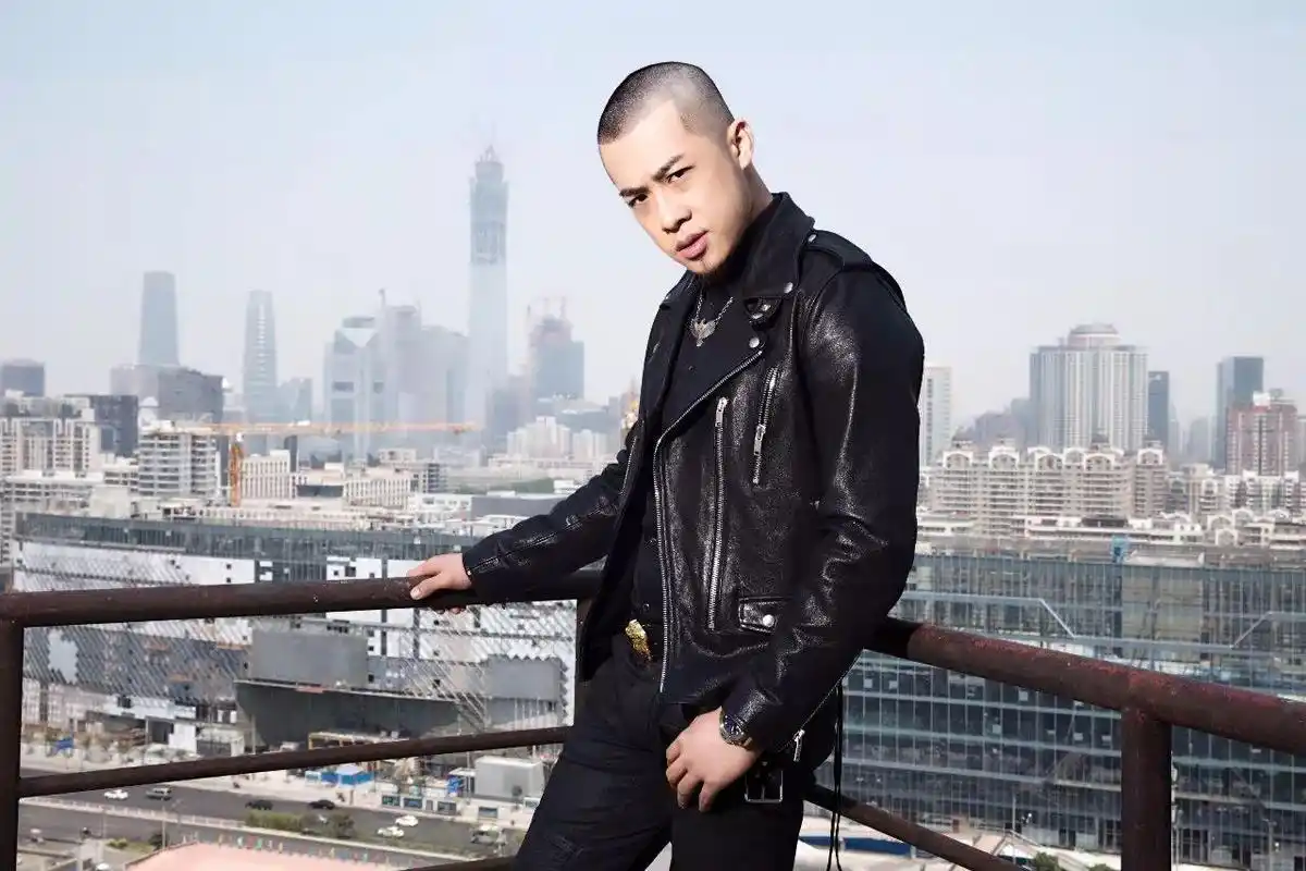 从街头少年到年入千万的主播,陌陌上唱《我们不一样》的大壮火了