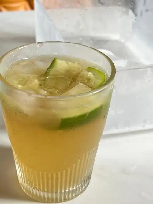 茶汤(红茶or绿茶or乌龙茶…),蜂蜜(或糖浆),雪克杯,捣棒2,做法:将柠檬