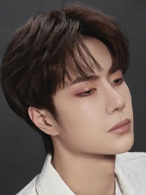 王一博变彩妆博主?红色系眼妆上线,化身魅惑狮子系男孩!