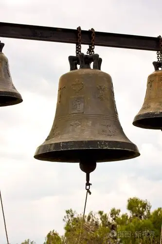 老教堂的钟声在日落