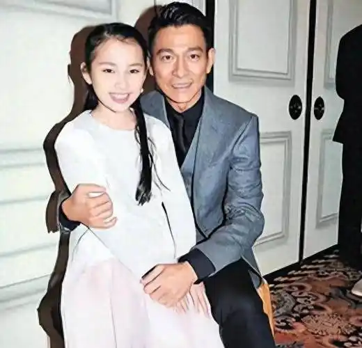 一出生身价上亿,是明星圈里最低调的掌上明珠_朱丽倩_妻子_父母