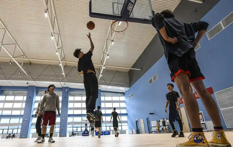 2月3日,市民在乌鲁木齐奥体中心全民健身馆打篮球.