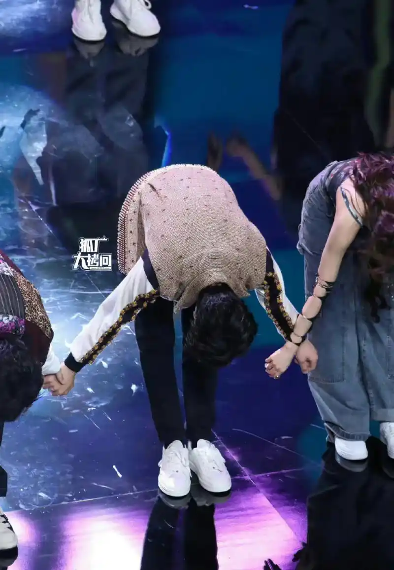 舞台谢幕鞠躬 王一博没牵王霏霏的手 好绅士细节啊!
