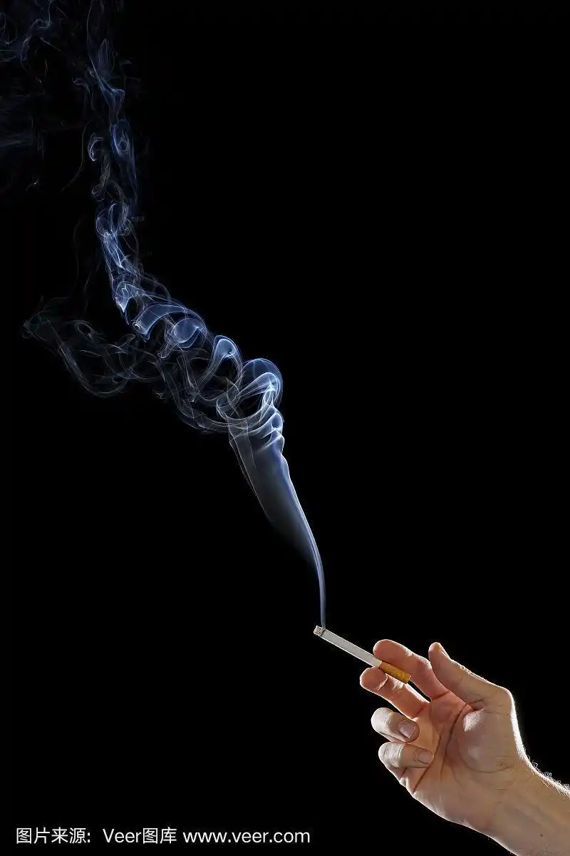 男人的手握着一支吸烟的烟孤立的黑色背景.