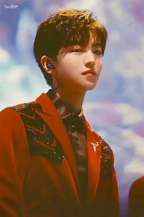 爱豆封神照接龙#  分享一组超爱的氛围感帅哥的神图  @tfboys-王靠