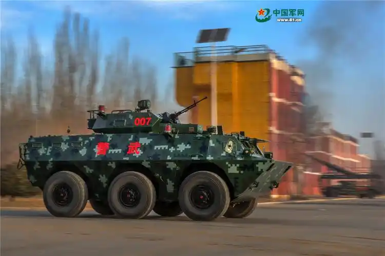 联合清剿武装恐怖团伙综合演练中,火力队乘坐装甲车快速进入现场支援