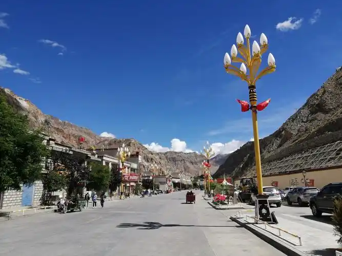 这是蒙达拉山口,海拔5300多米,途径洛扎县县城.