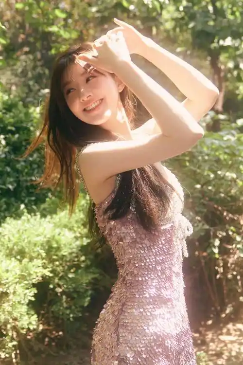 赵露思粉红亮闪连衣裙性感大长腿写真_治愈_长相_女孩子