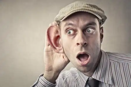 仔细倾听的人照片