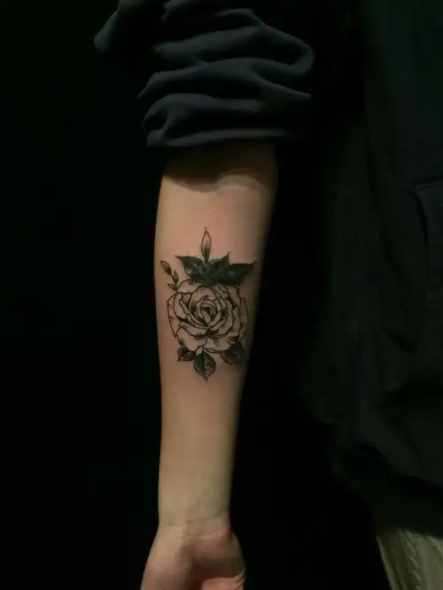 男子小臂内侧纹黑色牡丹纹身图案