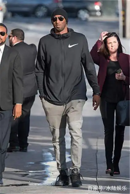 科比现身街头,一身运动装架黑超眼镜帅气十足