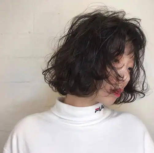 短发爆小卷女人味十足