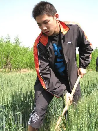 体坛奇葩惩罚队员屁股屡成靶心穿粉色睡裙训练