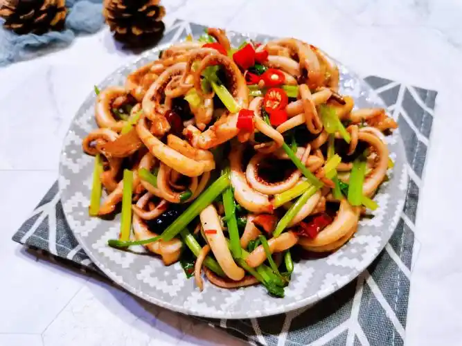 自己在家也能做爆炒鱿鱼须,麻辣鲜香滋味十足,又一道下饭好菜_处理