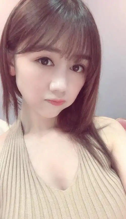 yy主播享儿近期性感卖萌生活照写真美女主播享儿福利自拍套图