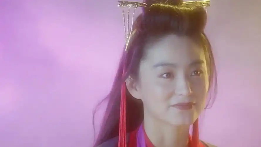 林青霞饰演的李秋水英气十足,随性又唯美