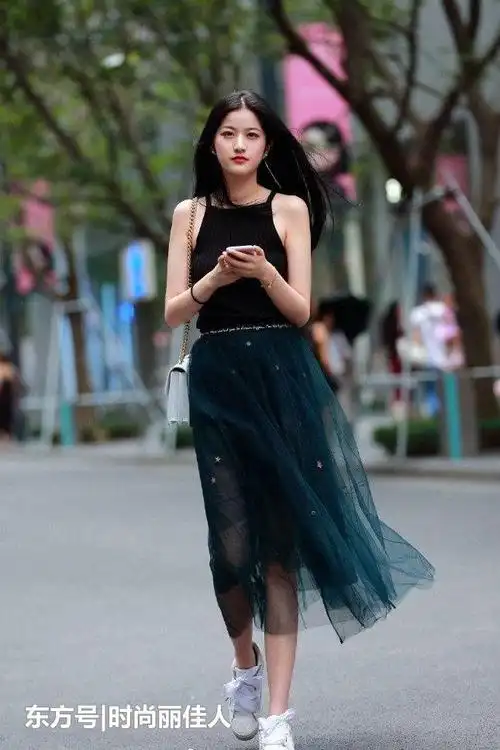 小姐姐一脸开朗甜美的笑容惊艳路人,爱笑的女孩都有一种气质