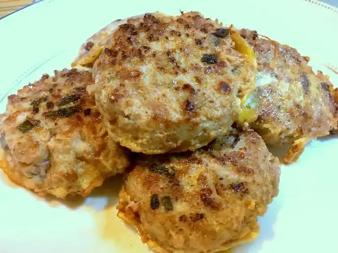 家常简单食谱:煎肉饼(猪肉加鲮鱼肉)