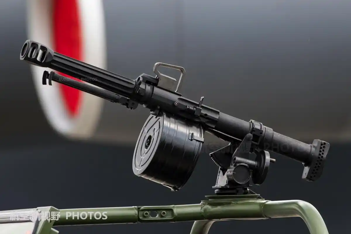 图片为车载型的87式35mm榴弹发射器,可以看到15发的弹鼓体积要大得多