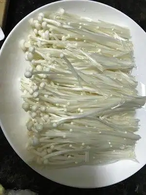 金针菇洗净 跟的部位切去 摆盘第1步.