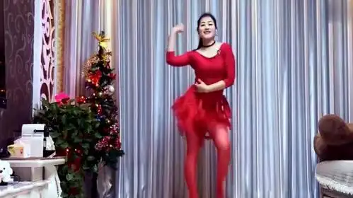 "性感"美女穿红丝袜跳广场舞《拽美眉》,舞蹈简单大气!