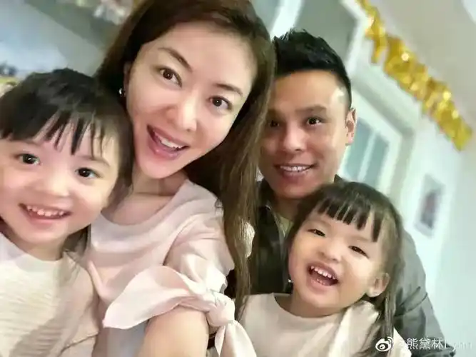 熊黛林双胞胎女儿上星二代学校一年学费11万姐妹穿校服很可爱