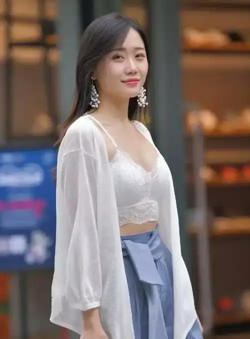 这样的极品少妇!只能用妩媚迷人,韵味十足来形容.